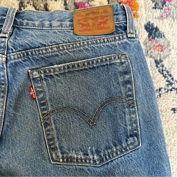 Red Line Selvedge Levi’s Icon Distressed Wedgie Fit Jean - Picture 6 of 16